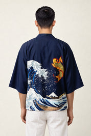 Haori Homme Kanagawa porté par un homme, vue de dos coloris marine.