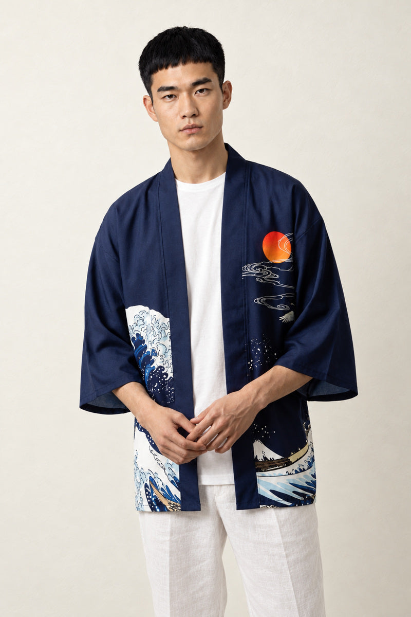 Haori Homme Kanagawa porté par un homme, vue de face coloris marine.