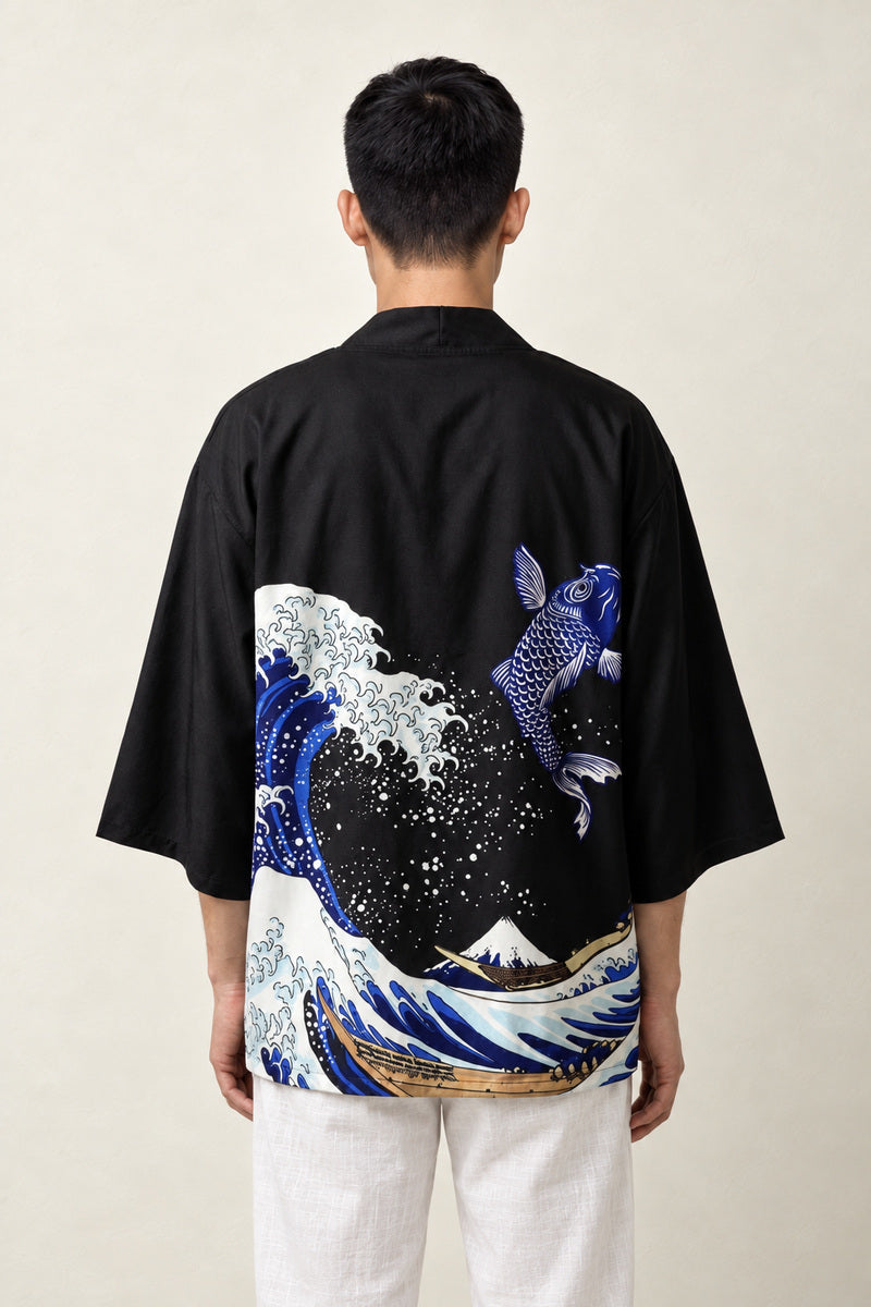 Haori Homme Kanagawa porté par un homme, vue de dos coloris noir.