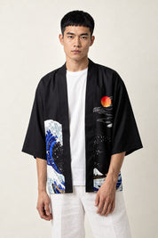 Haori Homme Kanagawa porté par un homme, vue de face coloris noir.