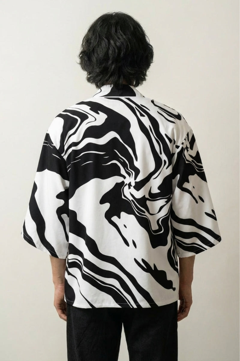 Haori homme traditionnel Yuokara vue de dos motif marbré contrasté noir et blanc graphique japonais Japanstreet