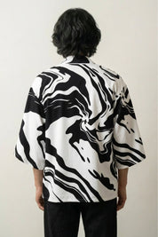 Haori homme traditionnel Yuokara vue de dos motif marbré contrasté noir et blanc graphique japonais Japanstreet
