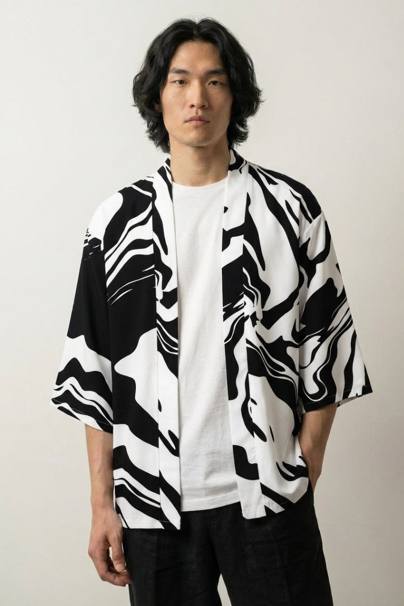 Haori homme Yuokara, vue dos : motif marbré contrasté noir et blanc façon encre, veste kimono japonaise - Japanstreet