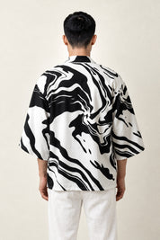 Haori Homme Traditionnel Yuokara porté par un homme, vue de dos.