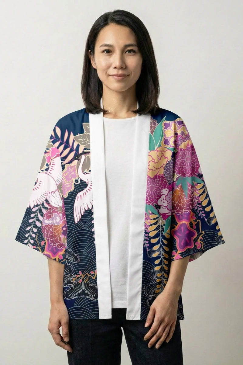 Haori japonais Kanoya bleu marine, vue dos : motif floral rose et grues, veste kimono japonaise - Japanstreet
