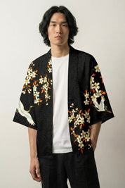 Haori japonais Kitakami noir, vue dos : grues blanches en vol devant un soleil rouge levant et cerisiers, veste kimono japonaise - Japanstreet