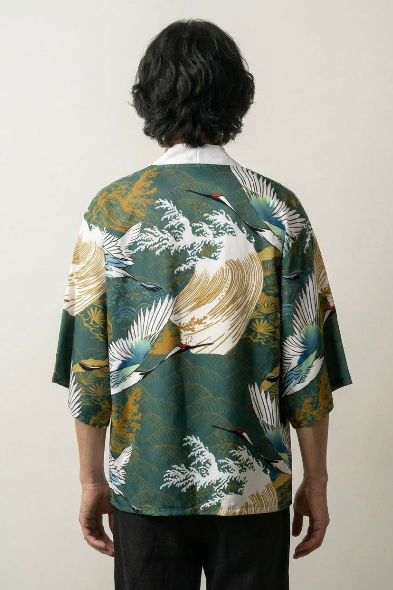 Haori kimono cardigan Tsuru no Gawa vue de dos motif grues et vagues dorées sur fond vert Japanstreet