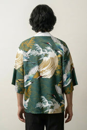 Haori kimono cardigan Tsuru no Gawa vue de dos motif grues et vagues dorées sur fond vert Japanstreet