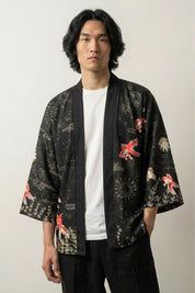 Haori kimono homme Sadao motif carpes koï rouges chrysanthème blanc feux d'artifice hanabi sur fond noir coton coupe haori manches trois-quarts streetwear japonais Japanstreet