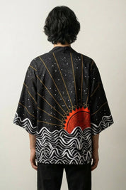 Haori traditionnel Tsuki no Taiyo vue de dos motif soleil rouge rayons dorés et vagues nuit étoilée Japanstreet
