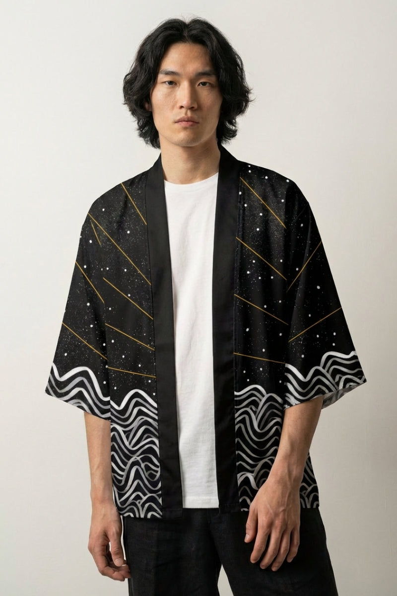 Haori traditionnel Tsuki no Taiyo noir, vue dos : soleil rouge aux rayons dorés sur ciel étoilé et vagues, veste kimono japonaise - Japanstreet