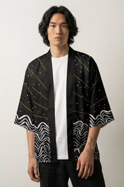 Haori traditionnel Tsuki no Taiyo noir, vue dos : soleil rouge aux rayons dorés sur ciel étoilé et vagues, veste kimono japonaise - Japanstreet