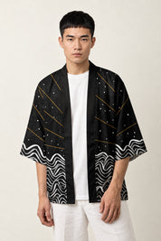 Haori Traditionnel Tsuki no Taiyo porté par un homme, vue de face.
