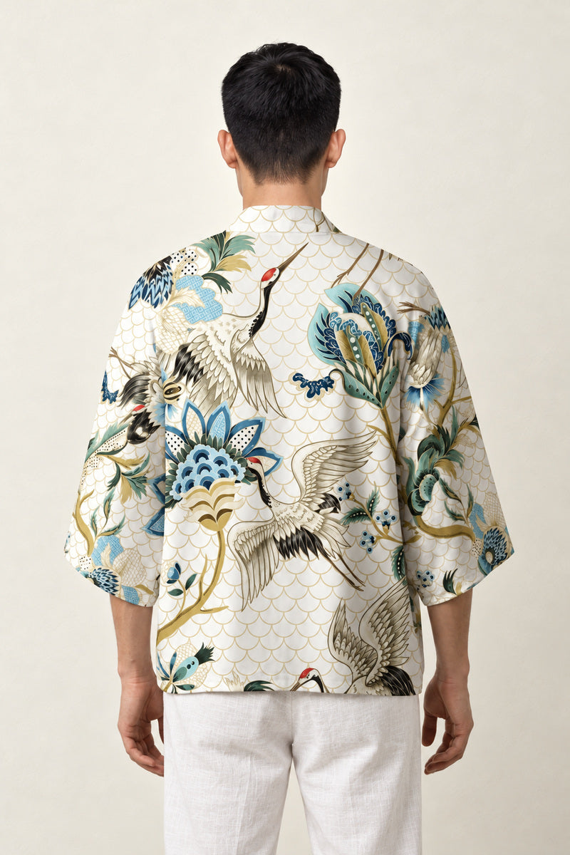 Haori vintage Ishioka Édition ivoire à motifs de grues et fleurs, porté par un homme, vue de dos.
