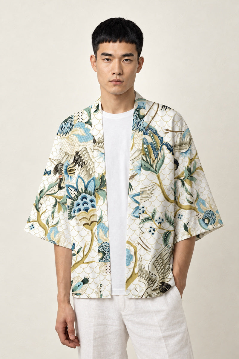 Haori vintage Ishioka Édition ivoire à motifs de grues et fleurs, porté par un homme, vue de face.