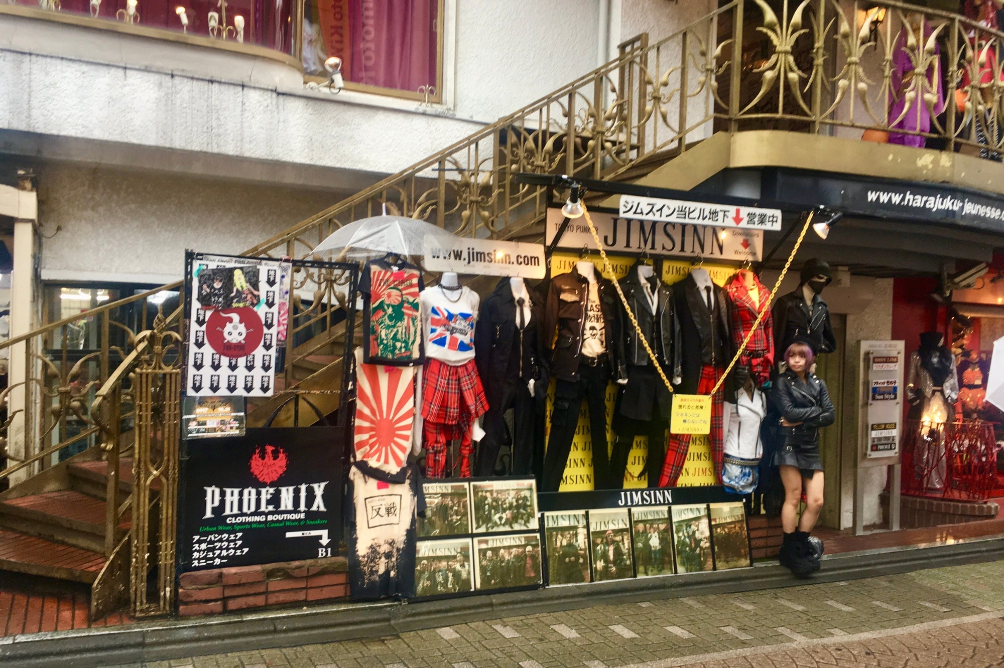 Devanture du magasin JIMSINN à Harajuku, temple du style punk et du streetwear japonais avec vêtements alternatifs et accessoires rock.