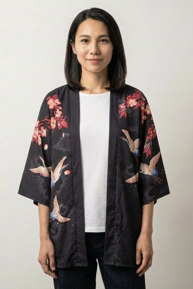 Haut style kimono femme Harumi noir, imprimé de grues et fleurs rouges, coupe courte portée ouverte - Japanstreet