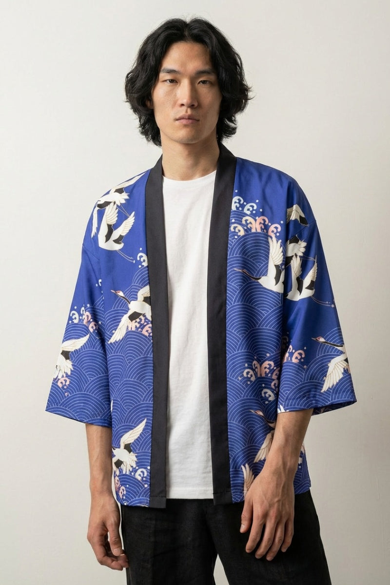 Japonais kimono homme Édition Kaïto motif grues tsuru blanches volantes sur fond bleu cobalt seigaiha vagues coton coupe haori manches trois-quarts streetwear japonais Japanstreet