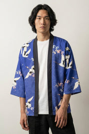 Japonais kimono homme Édition Kaïto motif grues tsuru blanches volantes sur fond bleu cobalt seigaiha vagues coton coupe haori manches trois-quarts streetwear japonais Japanstreet