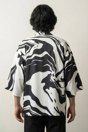 Kimono blanc et noir Édition Kaïto vue dos motif marbre fluide tourbillons sumi-e coton manches trois-quarts streetwear japonais Japanstreet