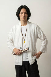 Kimono cardigan blanc à rayure Takao homme rayures verticales fines noires coton lin coupe droite manches trois-quarts style streetwear japonais Japanstreet
