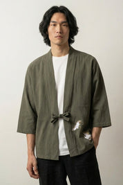 Kimono fashion homme Kogino vert kaki coton lin coupe droite manches trois-quarts attache cordon poche brodée style streetwear japonais Japanstreet