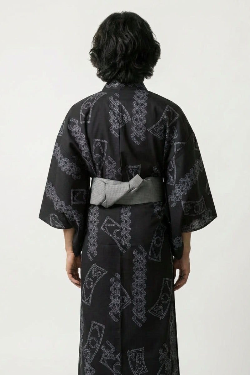 Kimono fashion homme Kumimon noir motif kumi nœuds sceaux géométriques cartouches blasons gris ardoise coton obi gris vue dos manches larges style streetwear japonais Japanstreet