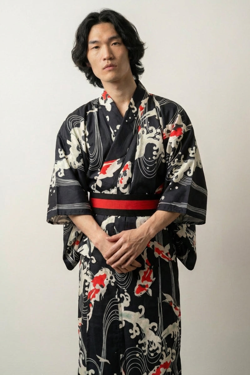 Kimono homme mode Hekinan noir satin motif carpes koï rouges vagues blanches obi rouge noir manches larges style streetwear japonais Japanstreet