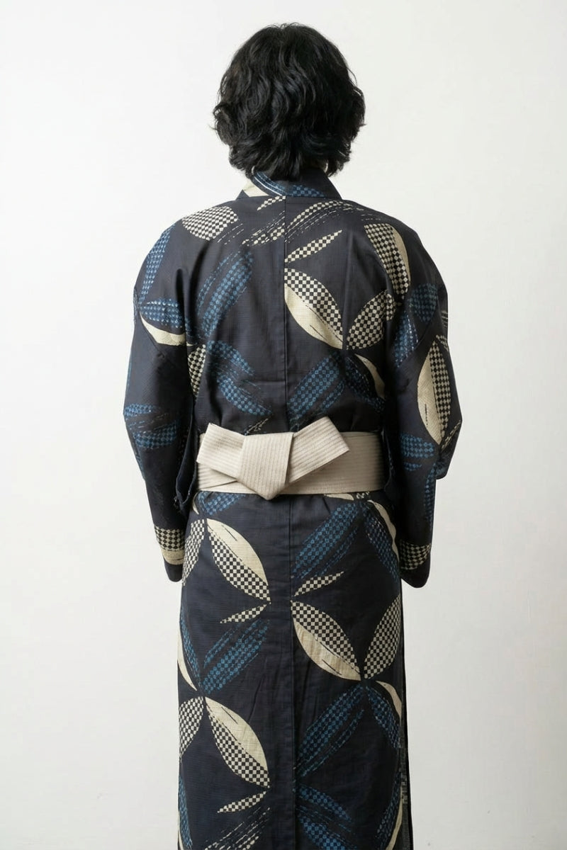 Kimono japonais pour homme Ichihane anthracite motif ichimatsu damier feuilles noir ivoire cobalt coton obi gris vue dos manches larges style streetwear japonais Japanstreet