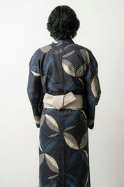 Kimono japonais pour homme Ichihane anthracite motif ichimatsu damier feuilles noir ivoire cobalt coton obi gris vue dos manches larges style streetwear japonais Japanstreet