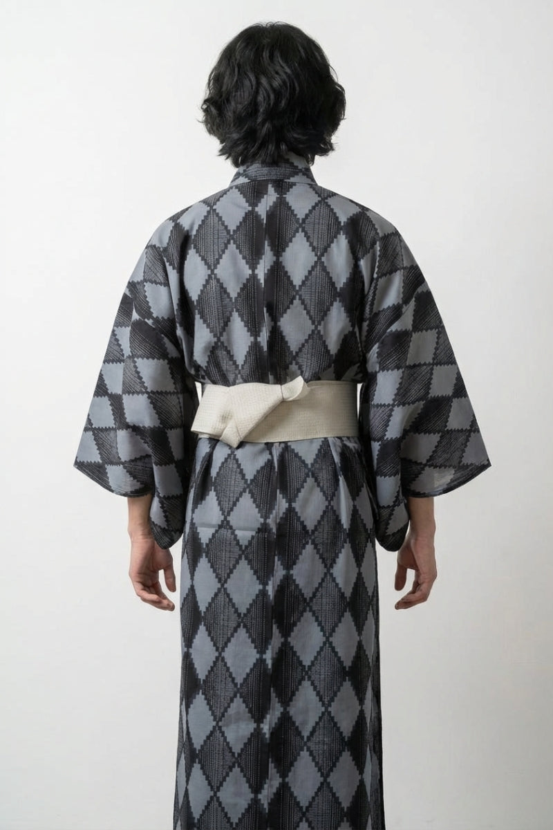 Kimono japonais traditionnel Hishigata motif losanges hishigata bleu acier noir charbon tissage entrecroisé coton obi blanc vue dos manches larges style streetwear japonais Japanstreet