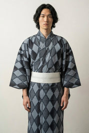 Kimono japonais traditionnel Hishigata motif losanges hishigata bleu acier noir charbon tissage entrecroisé coton obi blanc manches larges style streetwear japonais Japanstreet