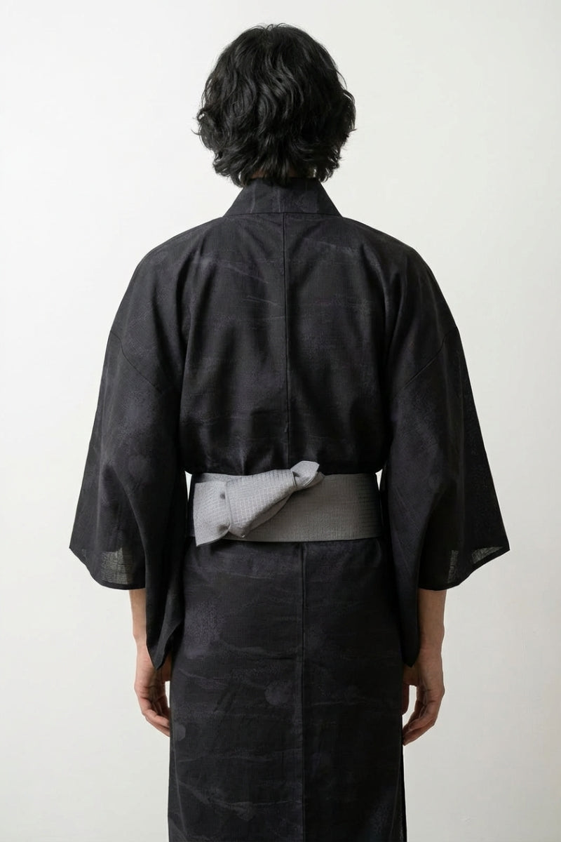 Kimono long homme noir Kurogane vagues nuages jacquard ton sur ton coton obi anthracite vue dos manches larges style streetwear japonais Japanstreet
