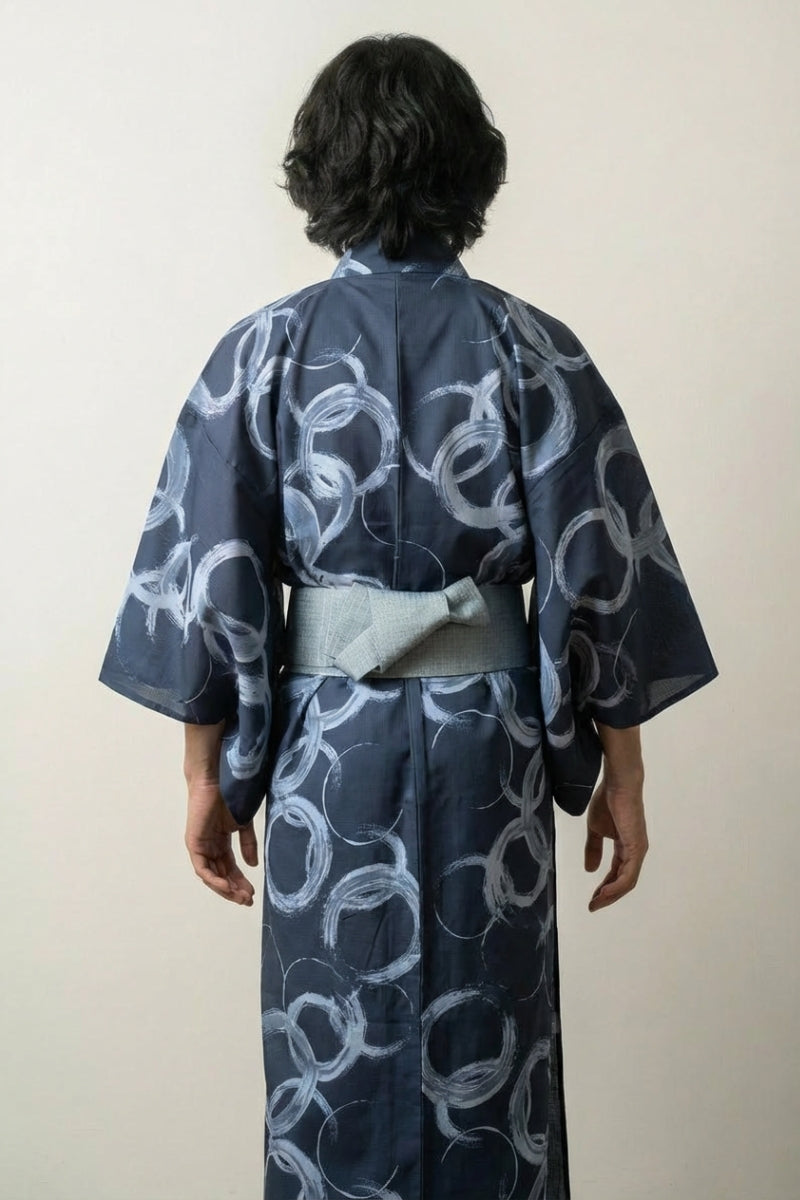 Kimono moderne homme Ensogawa bleu marine cercles enso zen calligraphiques gris coton obi gris ardoise vue dos manches larges style streetwear japonais Japanstreet