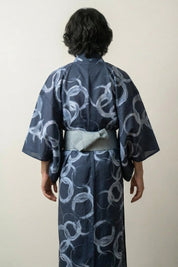 Kimono moderne homme Ensogawa bleu marine cercles enso zen calligraphiques gris coton obi gris ardoise vue dos manches larges style streetwear japonais Japanstreet