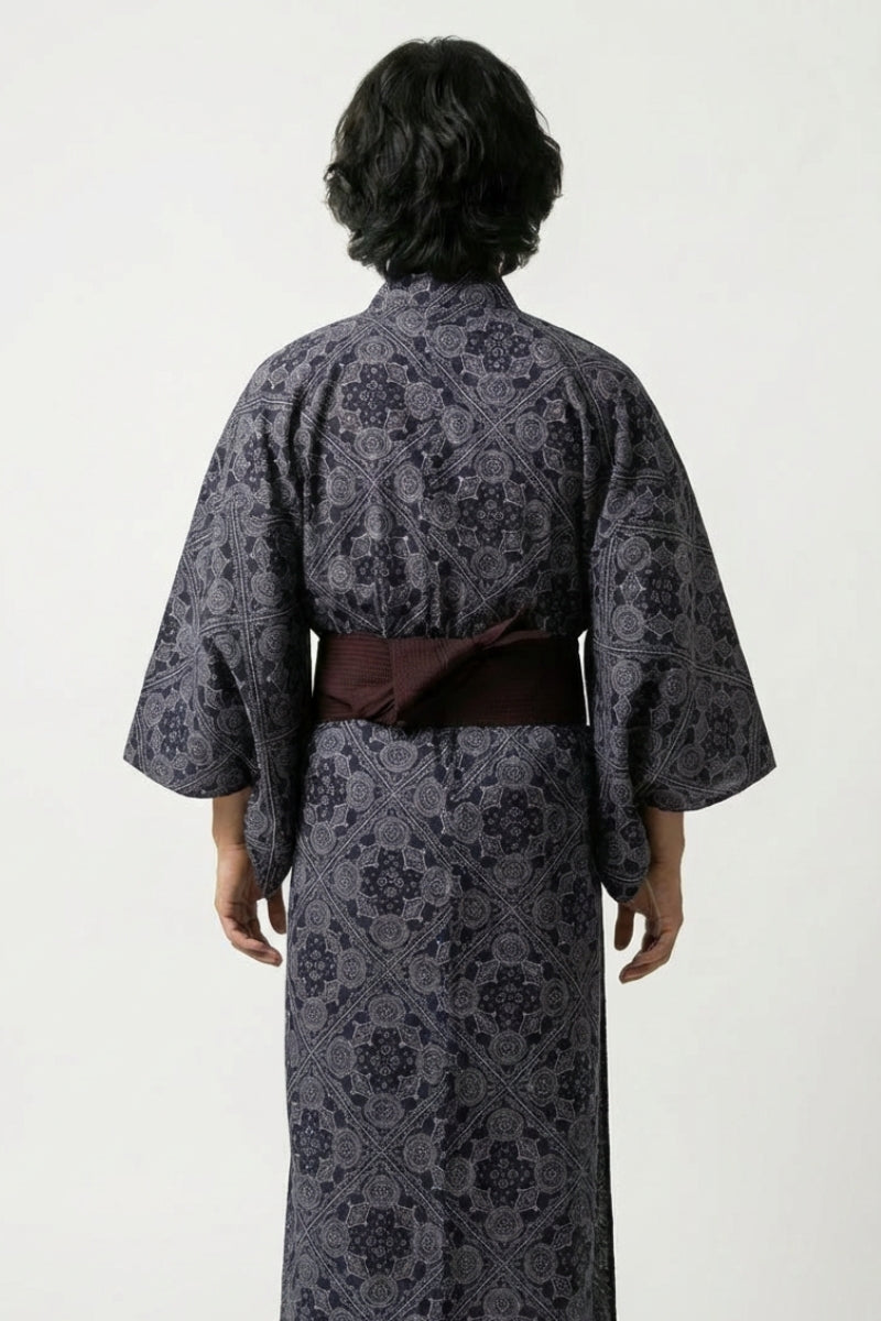 Kimono motif japonais Hanamon bleu marine kamon médaillons rosettes géométriques lavande gris coton obi bordeaux vue dos manches larges style streetwear japonais Japanstreet