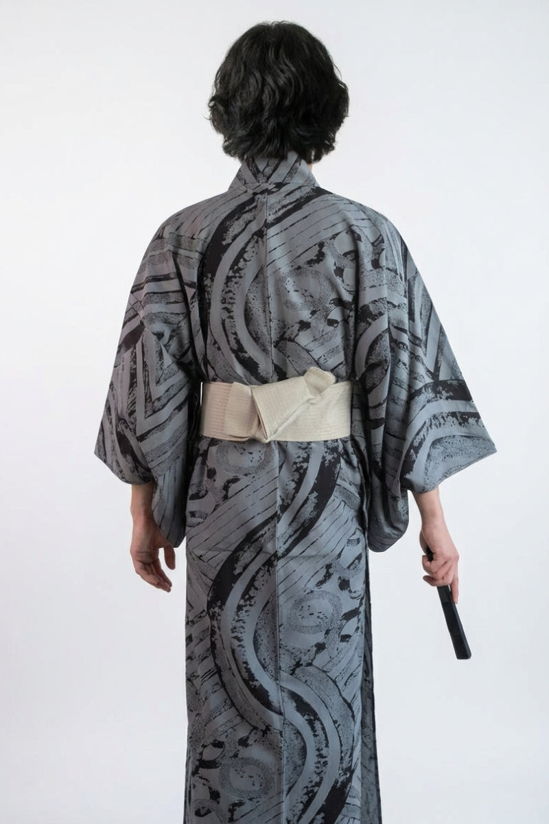 Kimono sumi-e homme Suibokuga gris acier coups de pinceau encre noire suibokuga arcs balayants éclaboussures coton obi gris vue dos manches larges style streetwear japonais Japanstreet