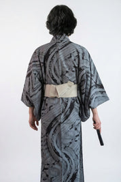 Kimono sumi-e homme Suibokuga gris acier coups de pinceau encre noire suibokuga arcs balayants éclaboussures coton obi gris vue dos manches larges style streetwear japonais Japanstreet