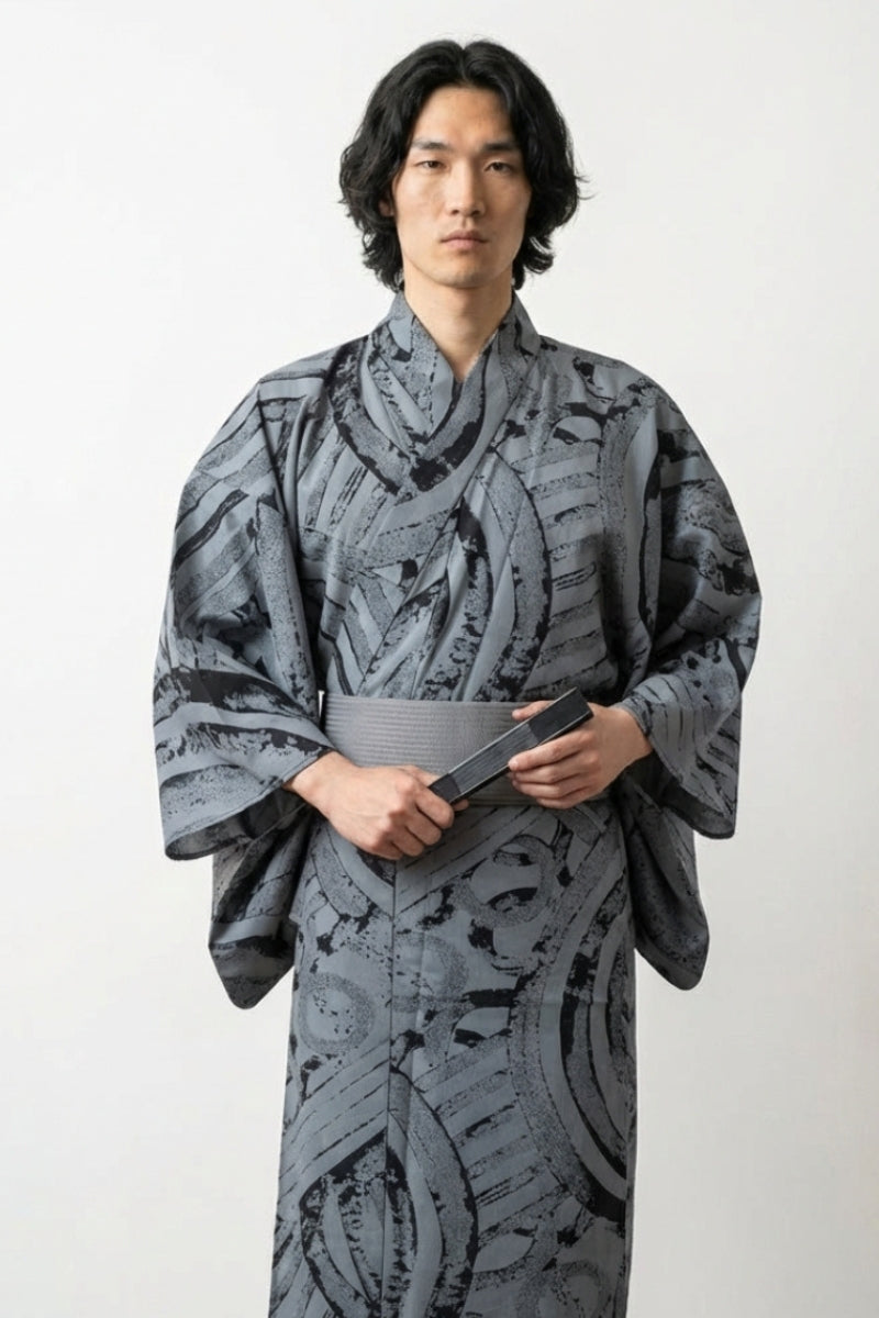 Kimono sumi-e homme Suibokuga gris acier coups de pinceau encre noire suibokuga arcs balayants éclaboussures coton obi gris manches larges style streetwear japonais Japanstreet