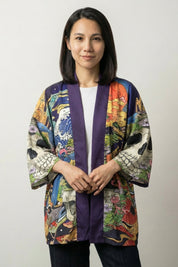 Veste kimono femme Zugaikotsu colorée, imprimé d'un grand crâne entouré d'une carpe et de fleurs, portée ouverte - Japanstreet