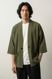 Kimono vert homme Yuudai kaki olive coton coupe haori manches trois-quarts col ouvert bouton attache style streetwear japonais Japanstreet