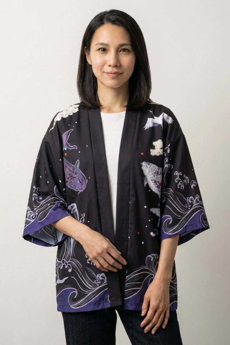 Kimono veste femme Miyuki violet foncé, imprimé de poissons et raies sous un ciel étoilé, porté ouvert - Japanstreet