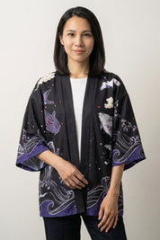 Kimono veste femme Miyuki violet foncé, imprimé de poissons et raies sous un ciel étoilé, porté ouvert - Japanstreet