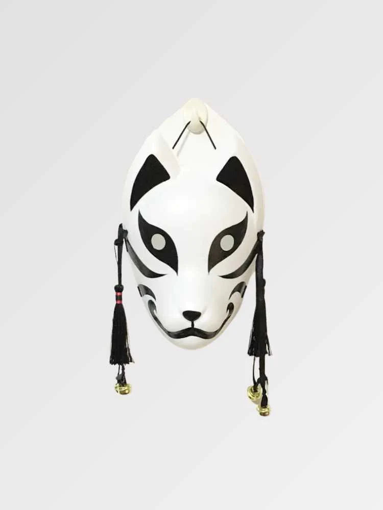 Masque de chat noir et blanc présenté de face sur fond gris uni — félin blanc aux larges aplats noirs autour des yeux, pompons noirs et grelots