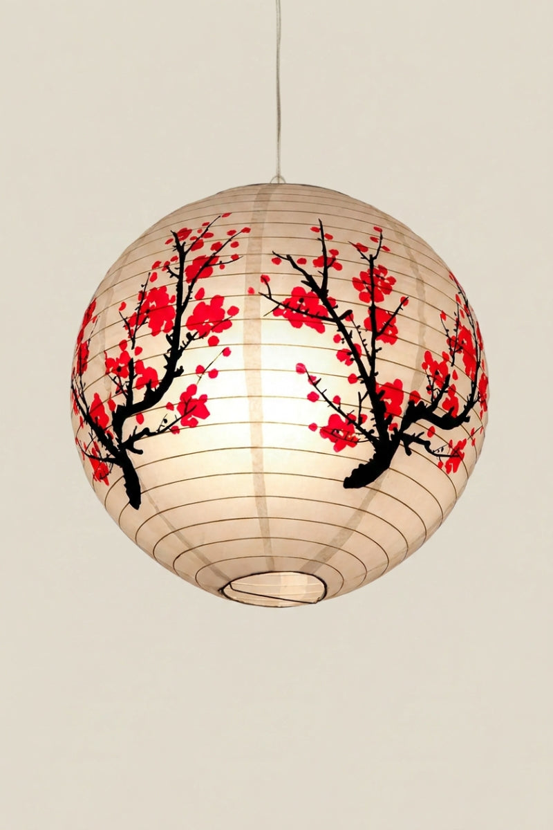Lanterne japonaise — lanterne boule en papier crème ornée de branches de cerisier en fleurs rouges, suspendue à un fil, photo produit sur fond beige uni