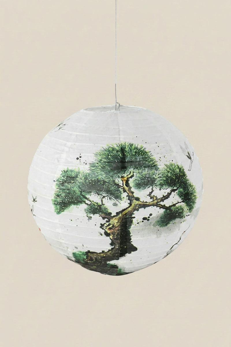 Lanterne japonaise coloris arbre — lanterne boule en papier blanc à pin noueux peint à l'encre verte et noire, suspendue à un fil sur fond beige uni