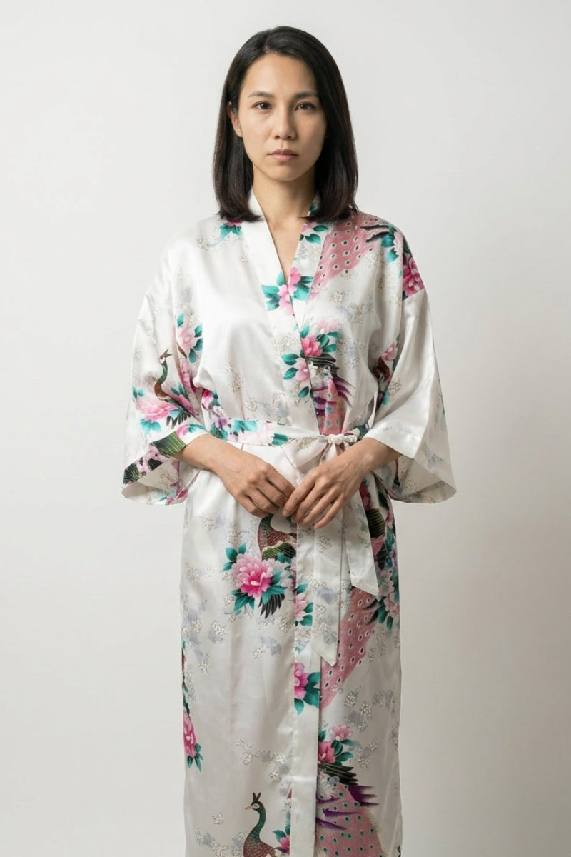 Long pyjama japonais kimono de nuit blanc nacré à l'aspect satiné, paon imprimé, pivoines et fleurs de cerisier - Japanstreet