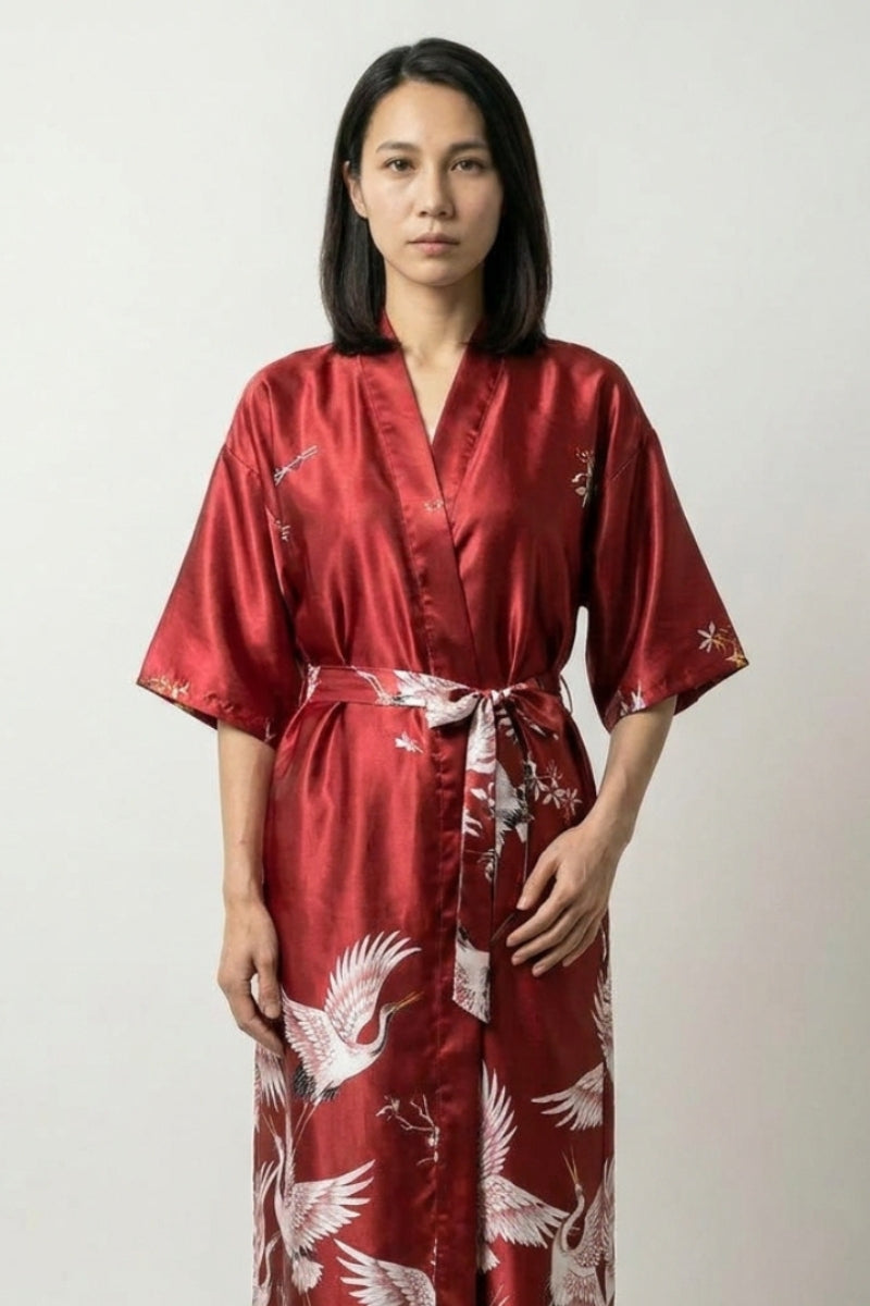 Long pyjama japonais kimono de nuit bordeaux à l'aspect satiné, grues imprimées et fleurs de cerisier sur le bas - Japanstreet