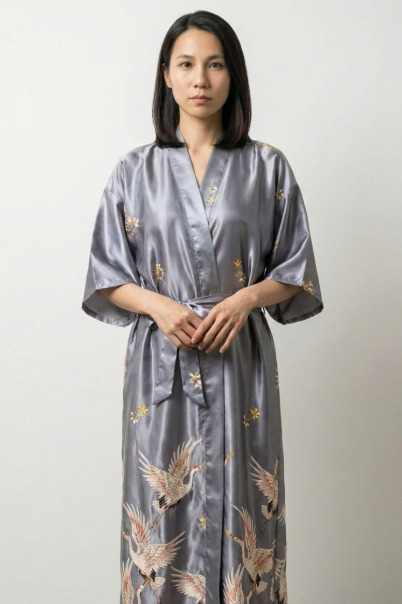 Long pyjama japonais kimono de nuit gris à l'aspect satiné, grues imprimées et filets dorés - Japanstreet