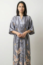Long pyjama japonais kimono de nuit gris à l'aspect satiné, grues imprimées et filets dorés - Japanstreet